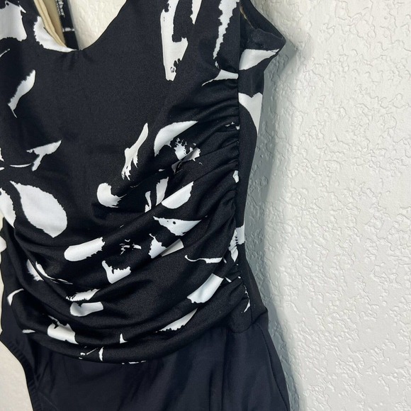 Miraclesuit Size 10 Black Floral tummy control Ruched swim one piece Beach J13 - Picture 3 of 8